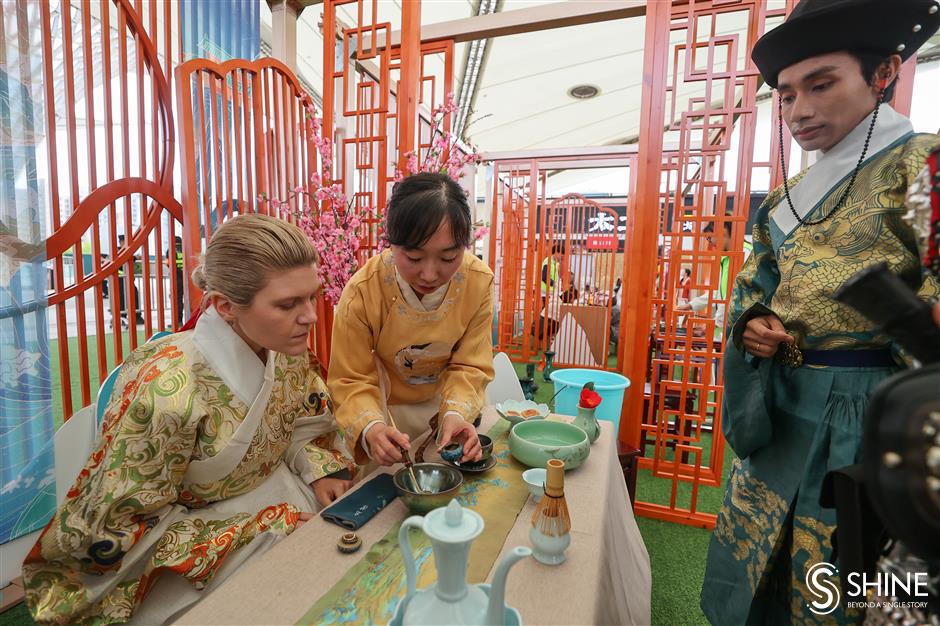 expats show their love of traditional chinese culture