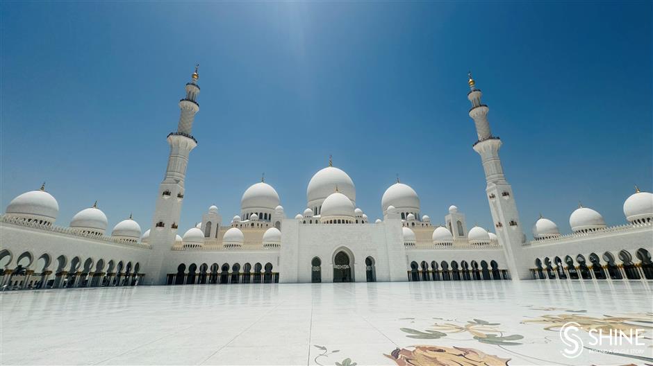 golden epiphanies: abu dhabi's aesthetic landscape