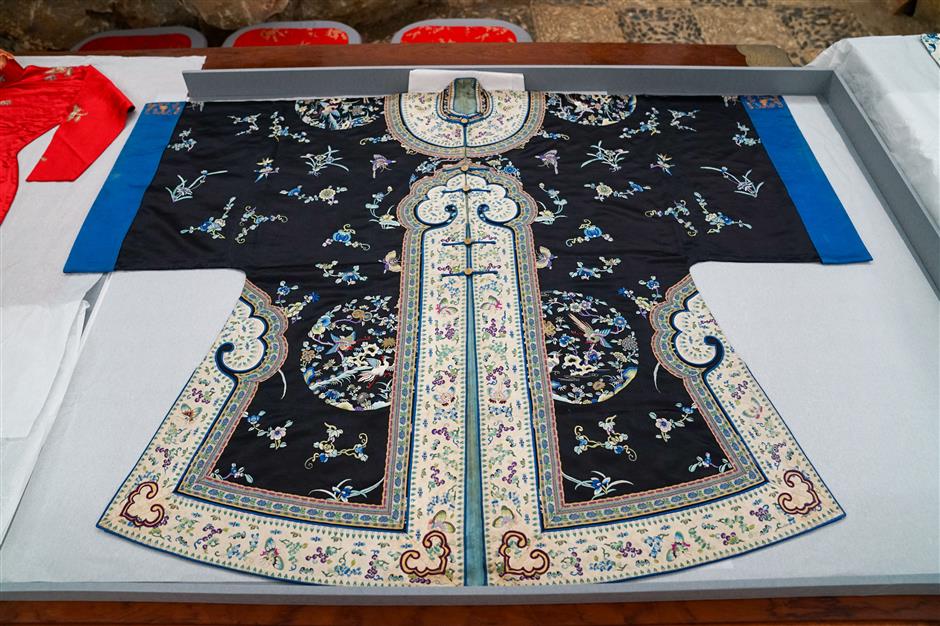 singer jeff chang donates classical costumes to shanghai museum